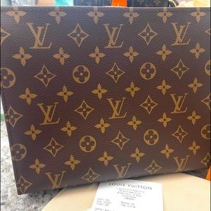 Brand new Auth LV toilettry 26 pouch